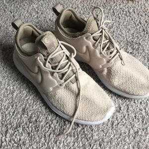 Nike women's Roshe Two SE